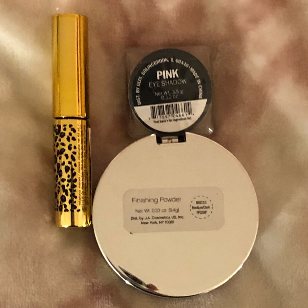 mascara/eye shadow/finish powder